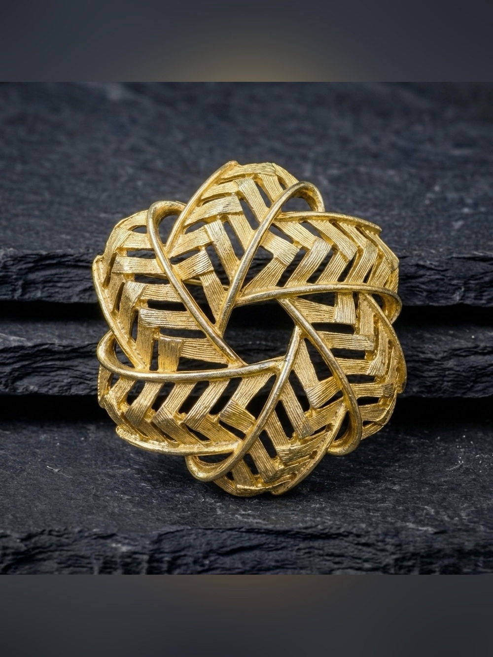 Vintage 60s Textured Chevron Open Metalwork Wreath Gold Tone Brooch Retro MCM